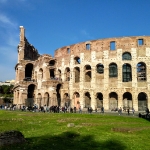 Porzione ricostruita del Colosseo (la parte sommitale con laterizi); in primo piano, parte del muretto della Meta Sudans.