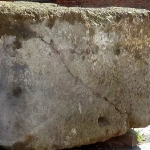 Un blocco di sperone, roccia vulcanica effusiva utilizzata per le fondamenta del Colosseo. Foto: Liceo Dante Alighieri