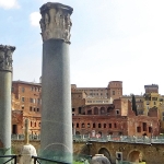 In primo piano, le colonne della Basilica Ulpia, costituite dal 