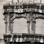 Dettaglio dei danni provocati dai terremoti storici sul Colosseo